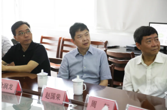 6月4日，省市場(chǎng)監(jiān)管局黨委委員、副局長(zhǎng)，省藥品監(jiān)管局黨組書(shū)記、局長(zhǎng)徐潤(rùn)龍帶隊(duì)來(lái)公司開(kāi)展“三服務(wù)”活動(dòng)